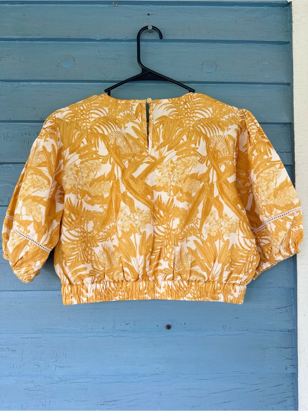 Amour Vert Cropped Blouse With Tropical Leaf Print and Puff Sleeves - Picture 4 of 6